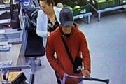 Polícia sa snaží stotožniť dvojicu na fotografiách.