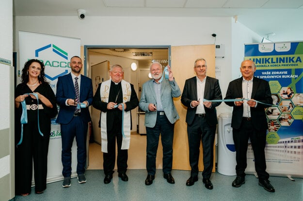 Slávnostné strihanie pásky 7. augusta 2025 za prítomnosti prokuristky spoločnosti Mgr. Vanesy Šimkovej, riaditeľa Ing. Miloša Mladého, MBA, nitrianskeho biskupa mons. Viliama Judáka, prezidenta SR v rokoch 2004 – 2014 Ivana Gašparoviča, výkonného riaditeľa Siemens Healthineers Ing. Vladimíra Šolíka a konateľa spoločnosti RNDr. Tomislava Jurika, CSc.