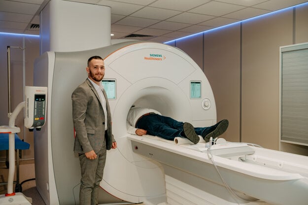 Vedúci rádiologický laborant Bc. Peter Repka oceňuje na novom prístroji najmä možnosť presnejšej diagnostiky, kratší čas vyšetrenia a predovšetkým vyšší komfort pre pacienta.