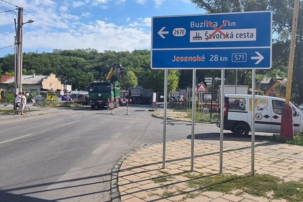 Železničné priecestie na malej stanici vo Fiľakove pre rekonštrukciu úplne uzavreli.