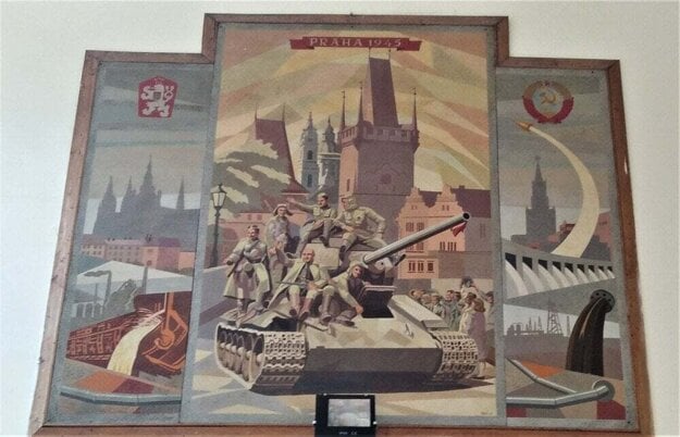 Steny stanice zdobia pôvodné maľby. Jedna znázorňuje, ako ľudia vítajú sovietske vojská v Prahe v roku 1945. (zdroj: Korzár/Katarína Gécziová)