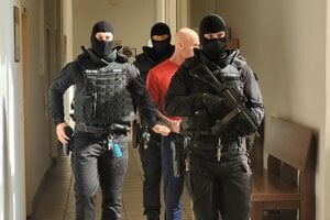 Obžalovaného Jerryho dnes na súd priviedli traja kukláči. 