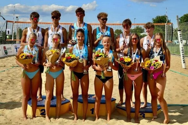Dominika Argalášová a Lívia Suchánková (obe vpravo) skončili na majstrovstvách Slovenska do 18 rokov tretie. 