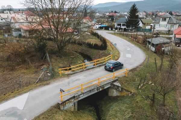 Starý most v časti Tešmák pri Šahách nahradí nový.