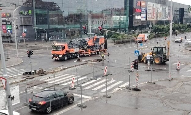 Prejazdný je len jeden pruh - vedie popred Prior a pokračuje na Štúrovu.  (zdroj: jk)