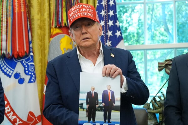 Americký prezident Trump počas stretnutia s novinármi v Oválnej pracovni.
