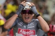 Belgický cyklista Jasper Philipsen sa teší z víťazstva. 