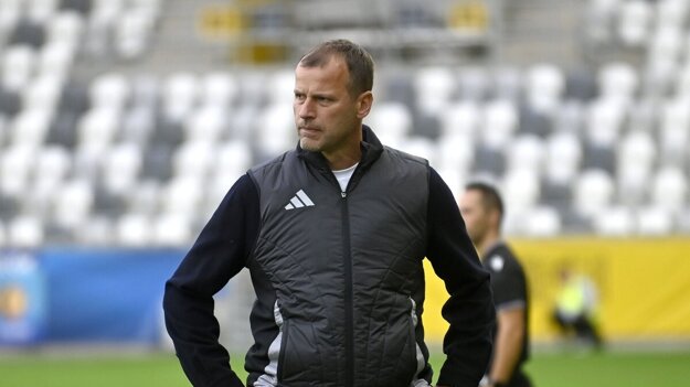 Tréner MFK Ružomberok Ondřej Smetana sleduje zápas 5. kola futbalovej Niké ligy FC Košice - MFK Ružomberok. (zdroj: TASR)