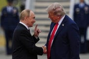 Ruský prezident Vladimir Putin si podáva ruku s americkým prezidentom Donaldom Trumpom.