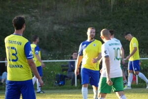 Potvorice (v bielom) v šlágri kola prehrali v Polianke. 