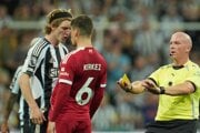 Milos Kerkez v hádke s Anthonym Gordonom počas zápasu Newcastle - Liverpool.