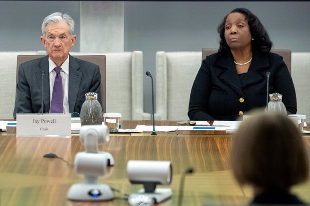 Šéf Fedu Jerome Powell a členka Rady guvernérov Fedu Lisa Cooková. (zdroj: TASR/AP)