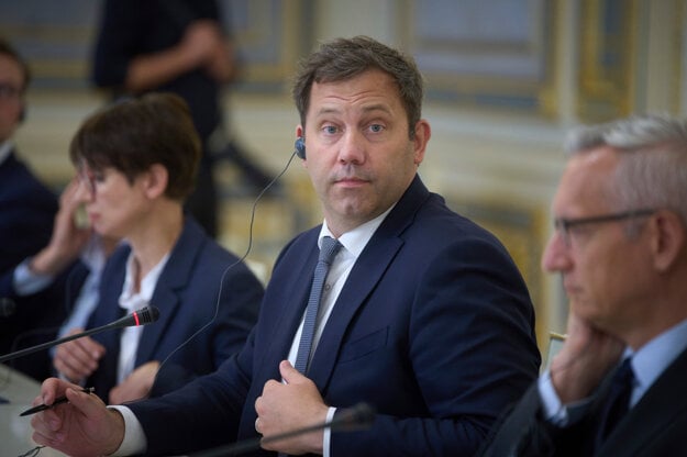 Lars Klingbeil počas rokovania s ukrajinským prezidentom Volodymyrom Zelenským v Kyjeve. (zdroj: TASR/AP)