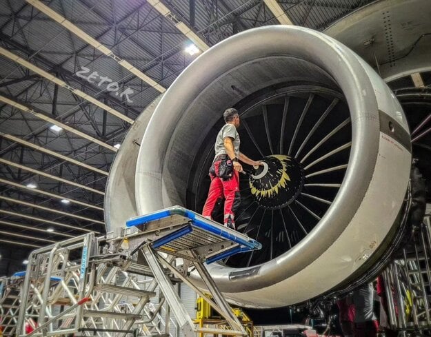 Pri motore Boeingu 777. (zdroj: archív respondenta)