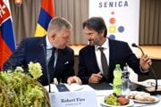 Predseda vlády Robert Fico a minister obrany Robert Kaliňák (obidvaja Smer).