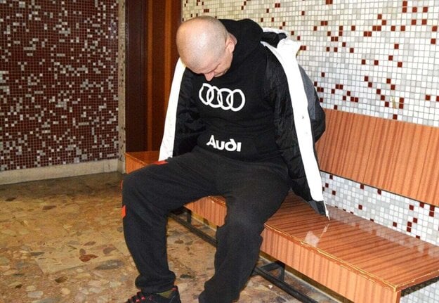 František M. na košickom mestskom súde po tom, ako ho na Slovensko eskortovali z Maďarska. Vlani v lete bol prepustený a aktuálne súd kvôli jeho absencii nekoná. (zdroj: Korzár/Róbert Bejda)
