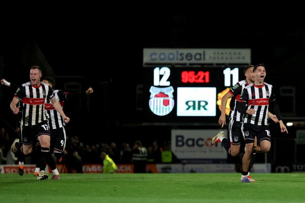 Futbalisti Grimsby Town sa tešia po postupe cez Manchester United.