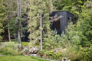 Ukrytá medzi stromami. Architekt Pavol Pokorný rešpektoval prírodu a navrhol jednoduchú stavbu s maximálnym komfortom. 