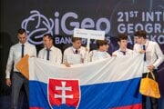 Víťazný tím zo Slovenska na medzinárodnej geografickej olympiáde v Bagkoku.