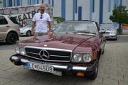 Kamil Kolesár pri aute, ktoré preslávil seriál Dallas.