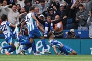 Brighton oslavuje gól. 