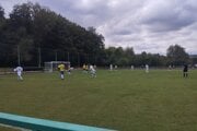 Kálnica (v bielom) porazila Polianku vysoko 6:0. 