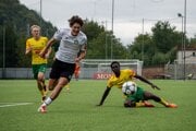 Strelec druhého gólu Lehoty – Tatár (v bielom)