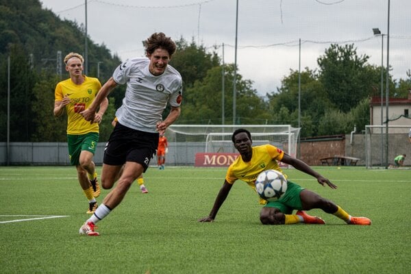 Strelec druhého gólu Lehoty – Tatár (v bielom)