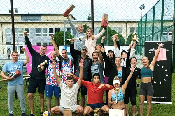 Najlepší účastníci beachového memoriálu v Komjaticiach. 