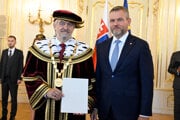 Prezident Peter Pellegrini (vpravo) a staronový rektor Vysokej škole ekonómie a manažmentu v Bratislave Ľuboš Cibák. 