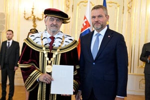 Prezident Peter Pellegrini (vpravo) a staronový rektor Vysokej škole ekonómie a manažmentu v Bratislave Ľuboš Cibák. 