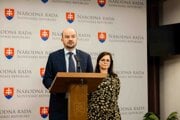 Poslanci PS Martin Dubéci a Zuzana Mesterová.