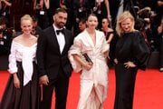 Dominika Morávková, Milan Ondrík, režisérka Tereza Nvotova, herečka Anna Geislerová na červenom koberci v Benátkach, kde uviedli film Otec. 