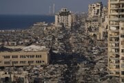 Provizórny stanový tábor pre vysídlených Palestínčanov v oblasti mesta Gaza.