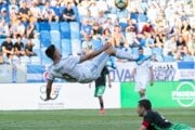 Andraž Šporar v šanci počas zápasu Slovana Bratislava proti KF Feronikeli v 2. predkole Európskej ligy.