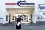 Mária Koránová pred priestormi štátnej záchranky, do ktorých roky nemôže chodiť, aj keď je tam zamestnaná.