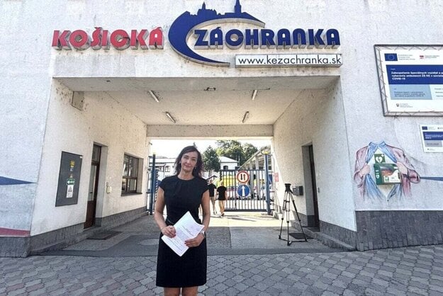 Mária Koránová pred priestormi štátnej záchranky, do ktorých roky nemôže chodiť, aj keď je tam zamestnaná. (zdroj: Katarína Gécziová)
