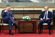 Premiér Robert Fico počas stretnutia s Vladimirom Putinom v Číne.