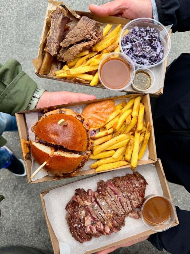 Smokey Streetfood láka na zaúdený brisket a šťavnatý smash burger (zdroj: Instagram/ Smokey Streetfood)