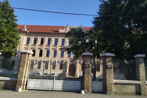 Budova gymnázia z 19. storočia.
