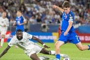 Leo Sauer si položil obrancu Antonia Rüdigera v zápase Slovensko - Nemecko. 