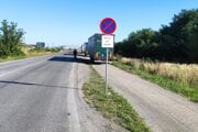 Na chodníku do automobilky Stellantis v Trnave každý deň parkujú kamióny.  