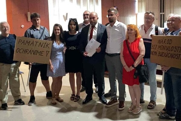 Petičiari okolo Riabova na košickom zastupiteľstve.