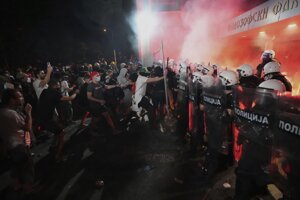 Stret polície s demonštrantami v Novom Sade.