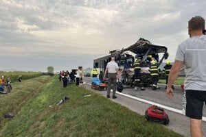 Pri Drienovci sa zrazil autobus s kamiónom. Hlásia mnoho zranených, vodič autobusu zomrel