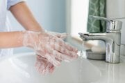 Dôkladná hygiena rúk je základnou prevenciou proti šíreniu vírusu žltačky A. 