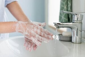 Dôkladná hygiena rúk je základnou prevenciou proti šíreniu vírusu žltačky A. 