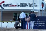 Fotografia zavraždeného Charlieho Kirka pred sídlom organizácie The Turning Point USA vo Phoenixe.