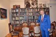 Exprezident Schuster pri svojej knižnici u neho doma. Redakcia Korzára ho odfotila vlani, keď slávil 90. narodeniny.