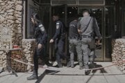 Polícia pred vchodom do hotela v izraelskom kibuci Cuba, kde nožom útočil zamestnanec.